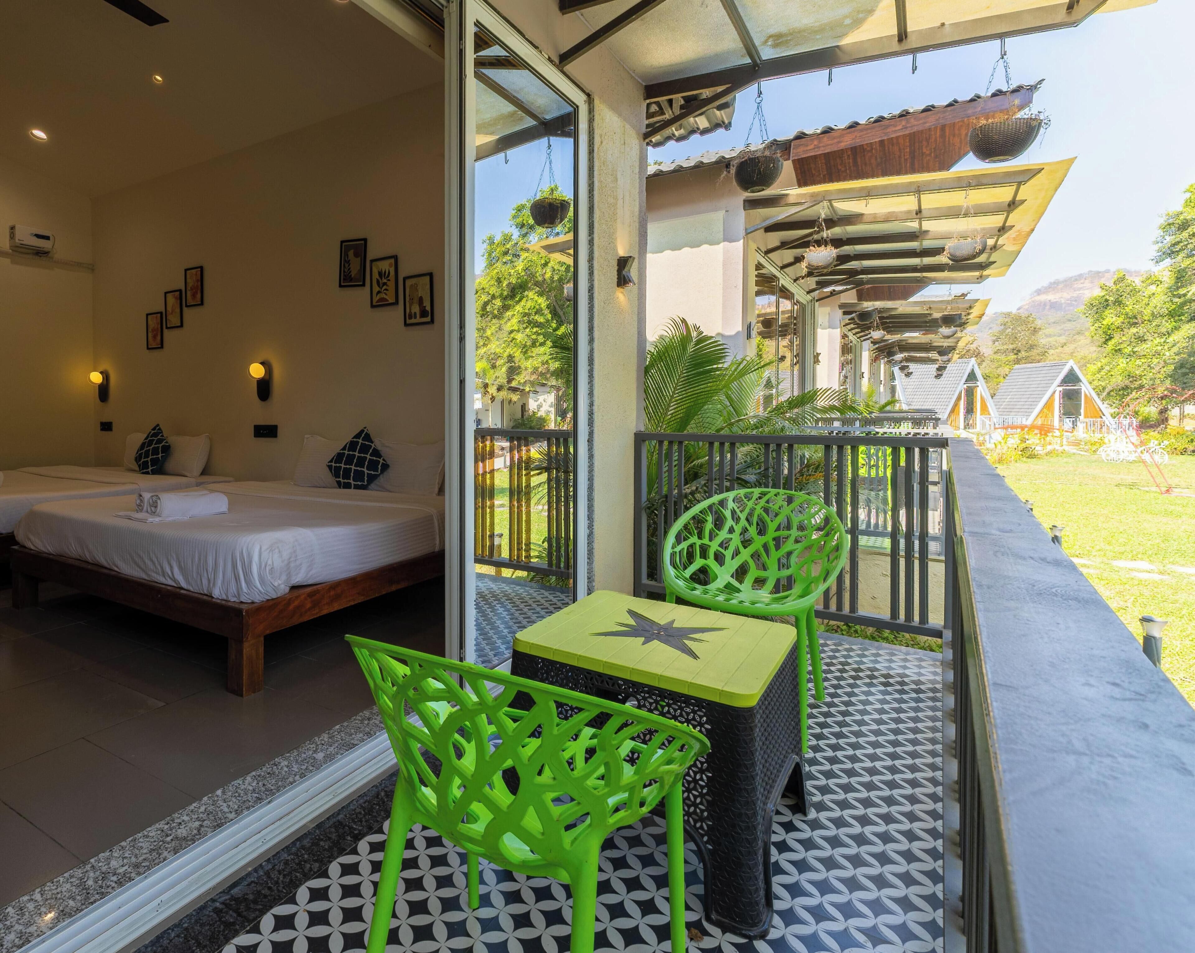 Habitación familiar con 1 cama matrimonial o 2 individuales, balcón | Espacio para trabajar con laptop, insonorización y wifi gratis 