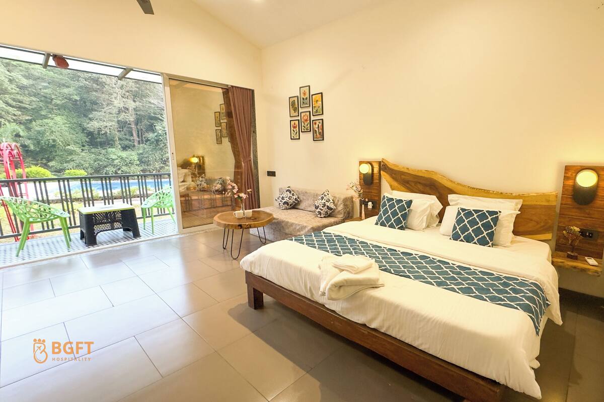 Laptop workspace, free WiFi