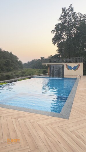 Outdoor pool - Mountain Woods Farm Stay (Khopoli)