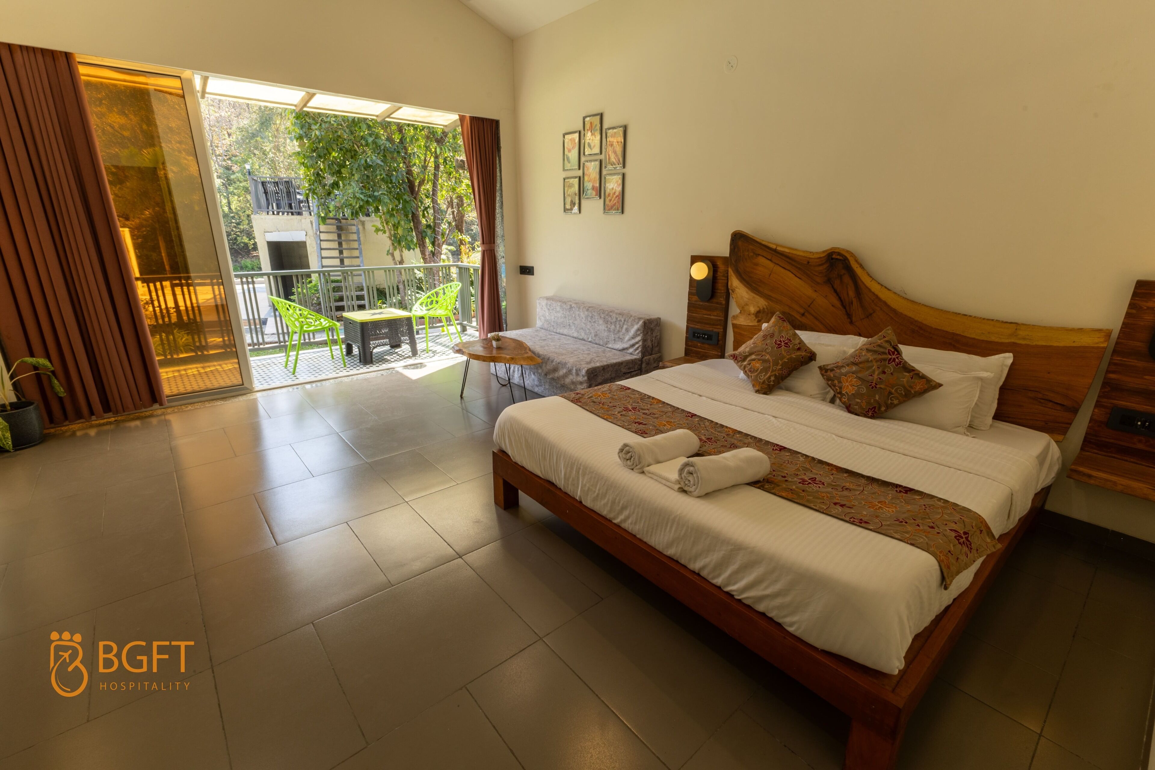 Deluxe Cottage, 1 King Bed, Balcony, Mountain View | Laptop workspace, soundproofing, free WiFi