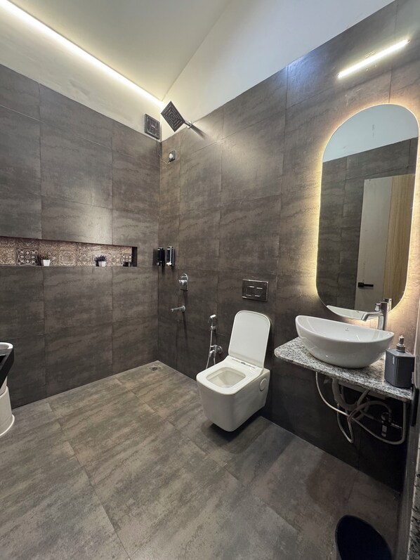 Shower, towels, soap, shampoo - Mountain Woods Farm Stay (Khopoli)