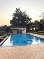 Una piscina al aire libre