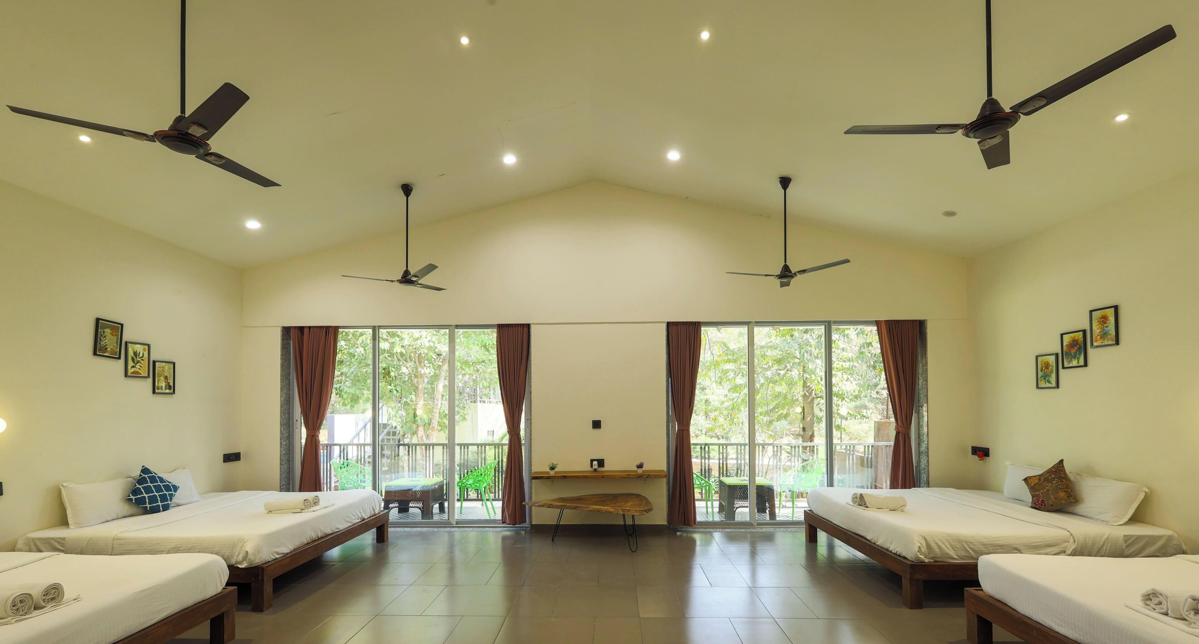 Habitación familiar con 1 cama matrimonial o 2 individuales, balcón | Espacio para trabajar con laptop, insonorización y wifi gratis 