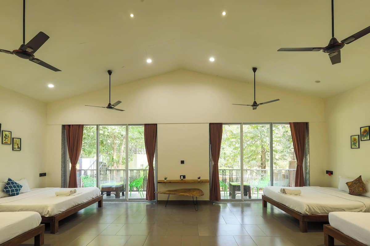 Habitación familiar con 1 cama matrimonial o 2 individuales, balcón | Espacio para trabajar con laptop, insonorización y wifi gratis