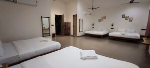 Laptop workspace, free WiFi - Mountain Woods Farm Stay (Khopoli)