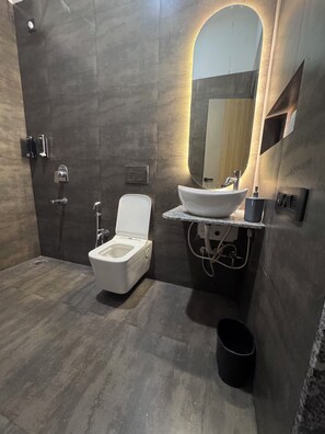 Shower, towels, soap, shampoo - Mountain Woods Farm Stay (Khopoli)