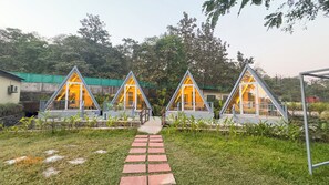 Property grounds - Mountain Woods Farm Stay (Khalapur)