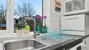 Kühlschrank, Mikrowelle, Ofen, Wasserkocher