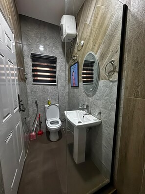 Dusche, umweltfreundliche Kosmetikartikel, Bidet, Handtücher