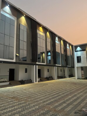 Exterior - Tastefully furnished Deluxe two bedrooms shortlet apartment with balcony . (Ankuru)