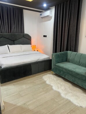 2 habitaciones, escritorio, tabla de planchar con plancha y wifi