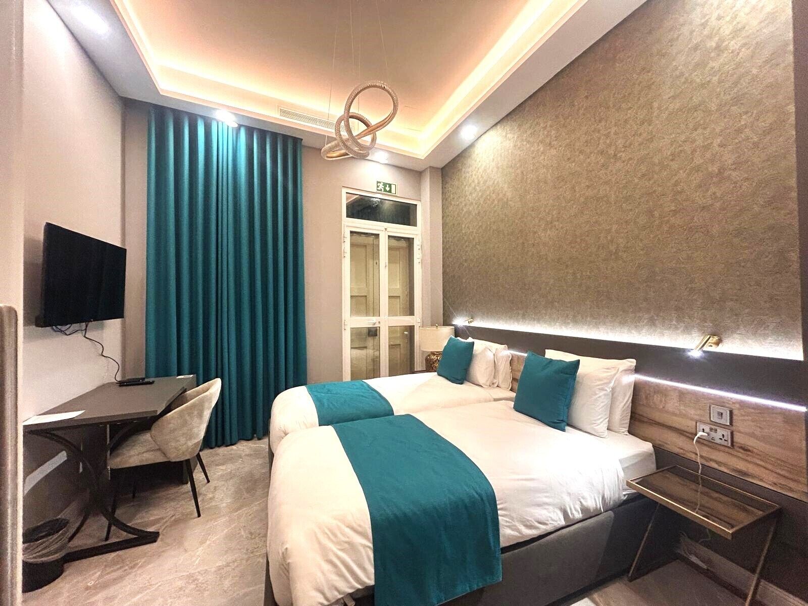 Minibar, coffres-forts dans les chambres, bureau