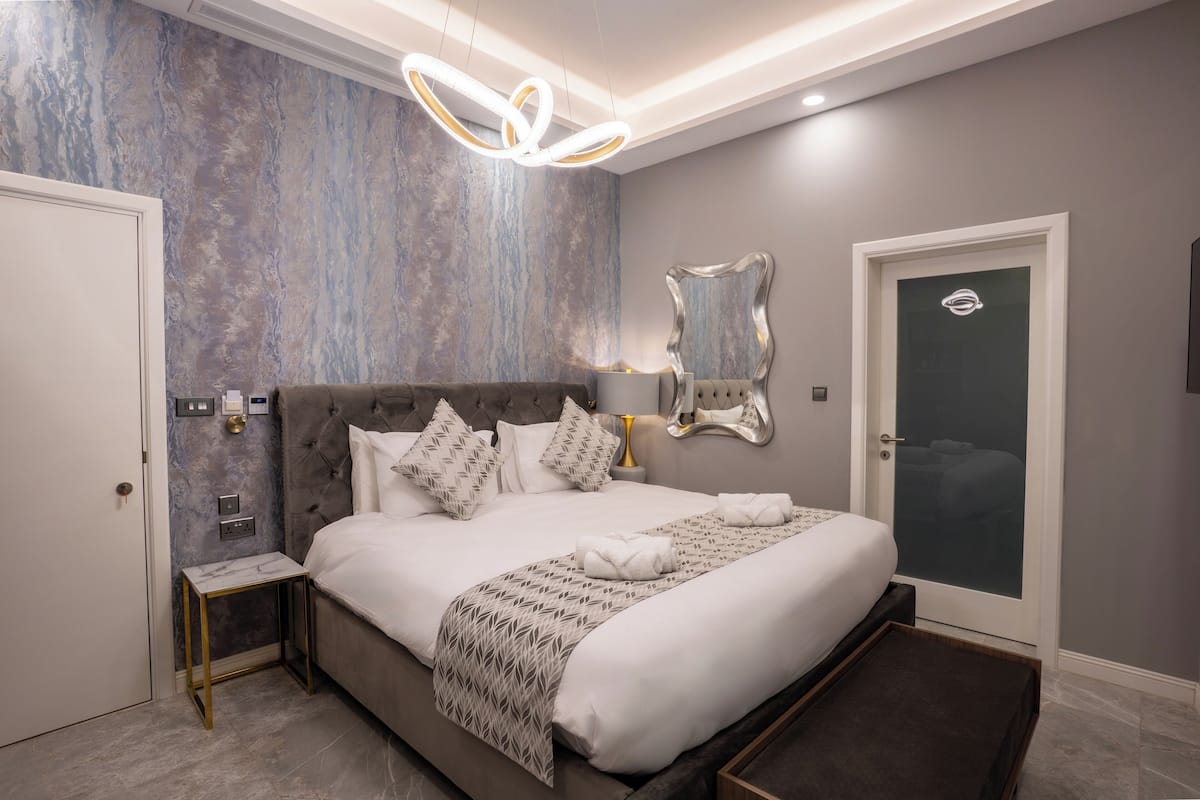 Superior Room, 1 King Bed, Private Bathroom | Minibar, in-room safe, desk, laptop workspace