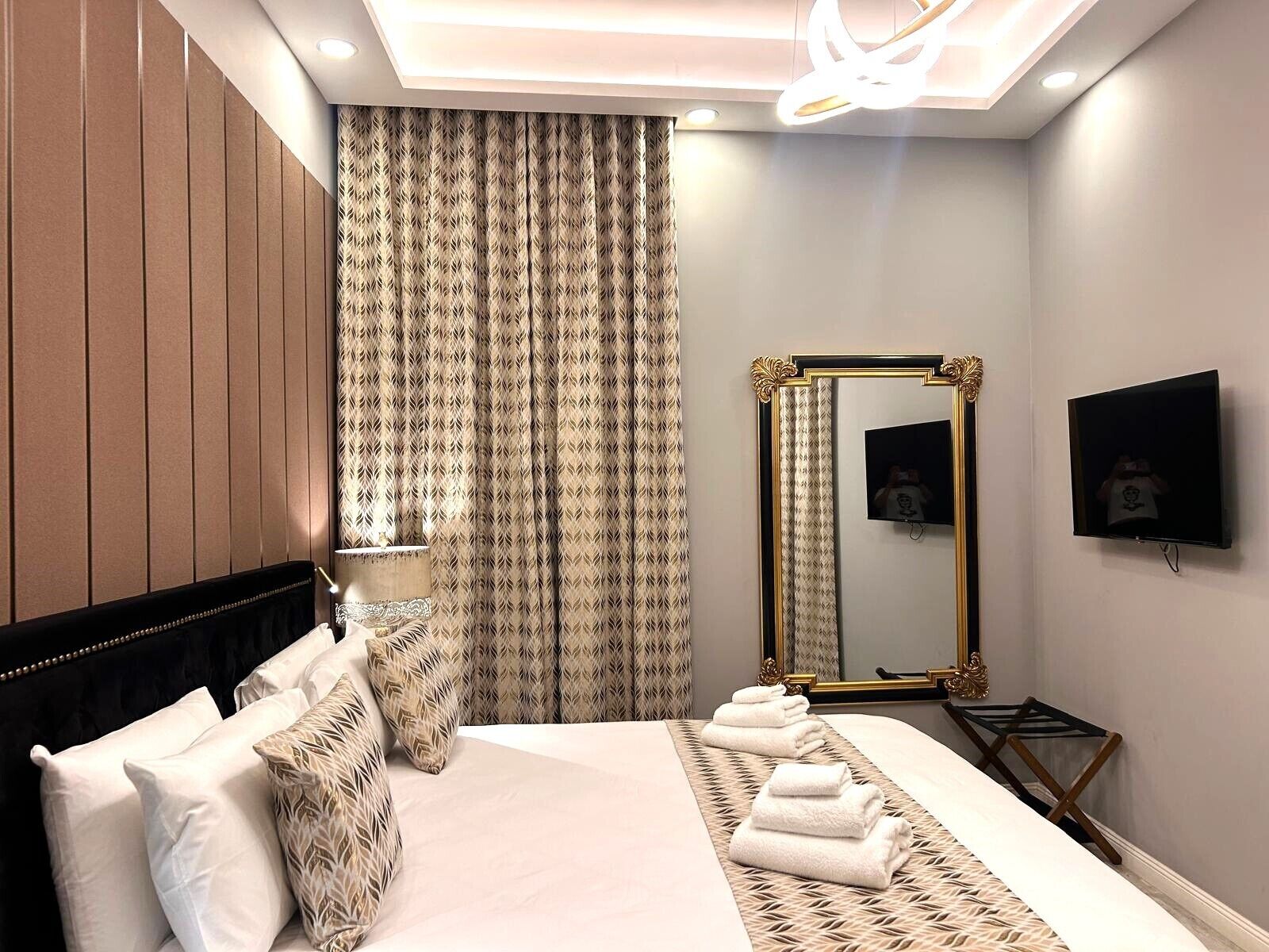 Minibar, coffres-forts dans les chambres, bureau