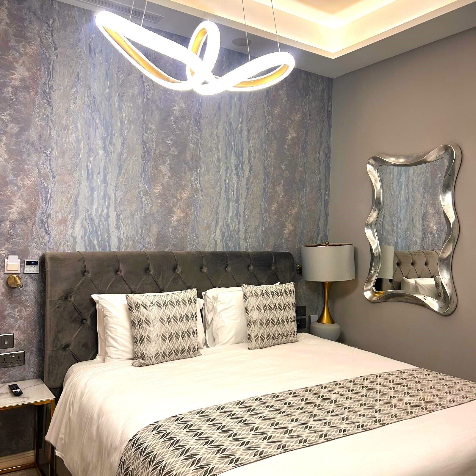 Minibar, caja de seguridad en la habitación y escritorio 