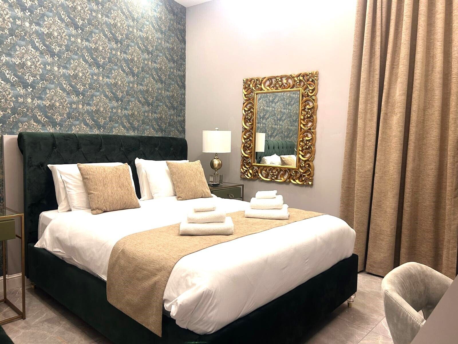 Minibar, coffres-forts dans les chambres, bureau