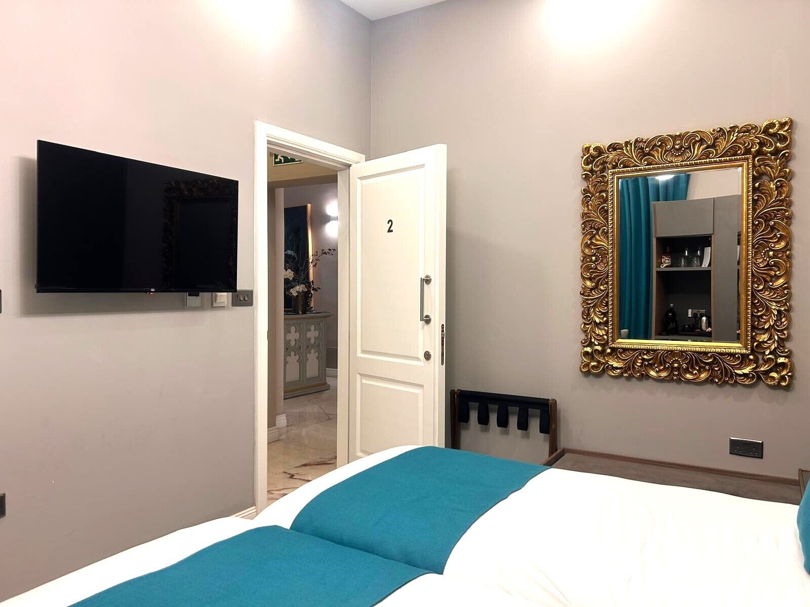 Minibar, coffres-forts dans les chambres, bureau