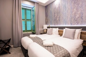 Deluxe-Zweibettzimmer, Gartenblick | Minibar, Zimmersafe, Schreibtisch, laptopgeeigneter Arbeitsplatz
