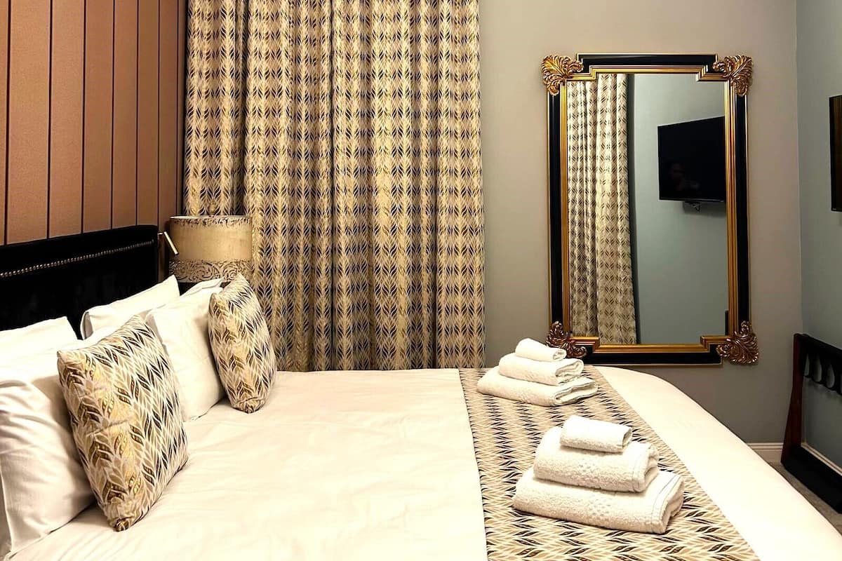 Superior Room, 1 King Bed, Private Bathroom