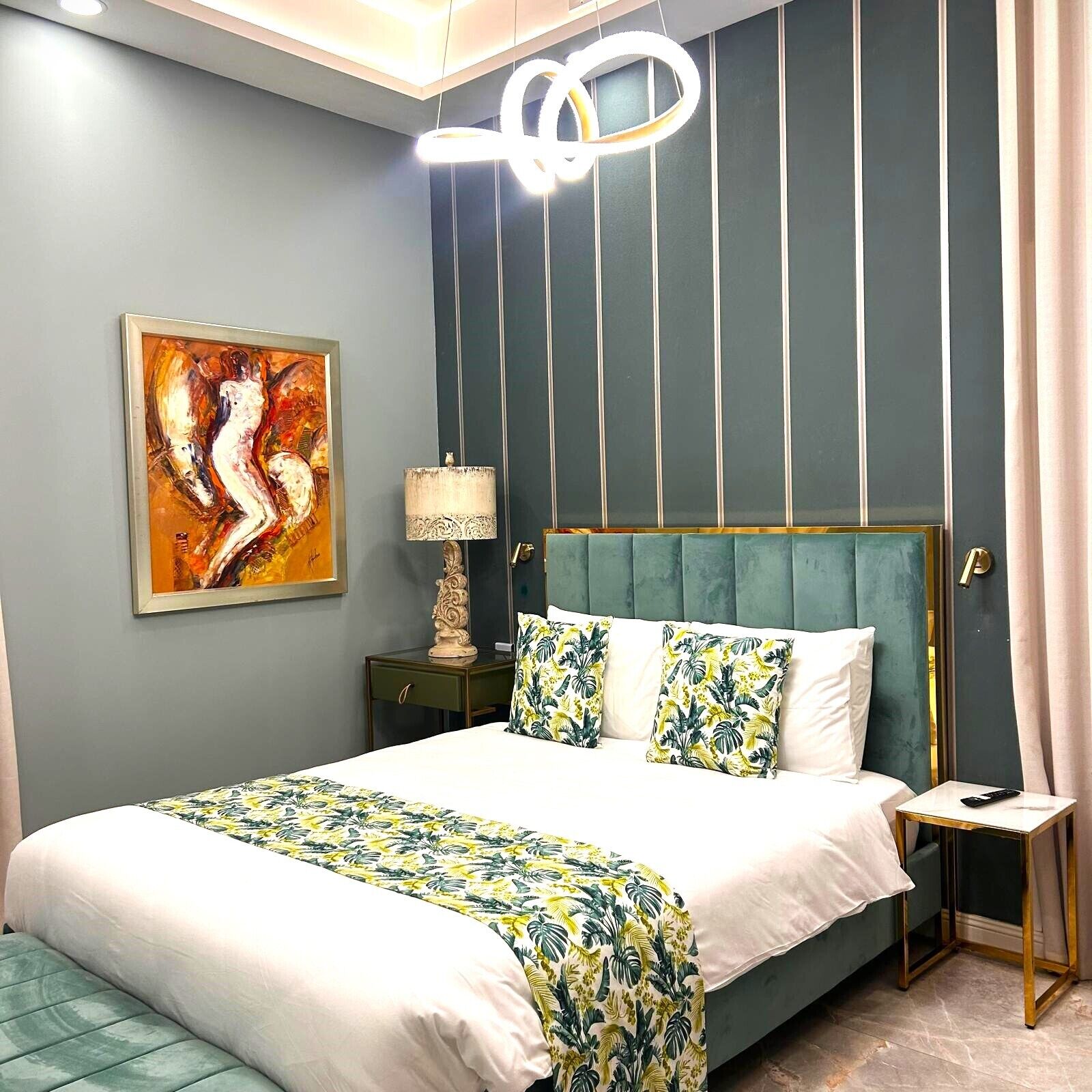 Minibar, caja de seguridad en la habitación y escritorio 