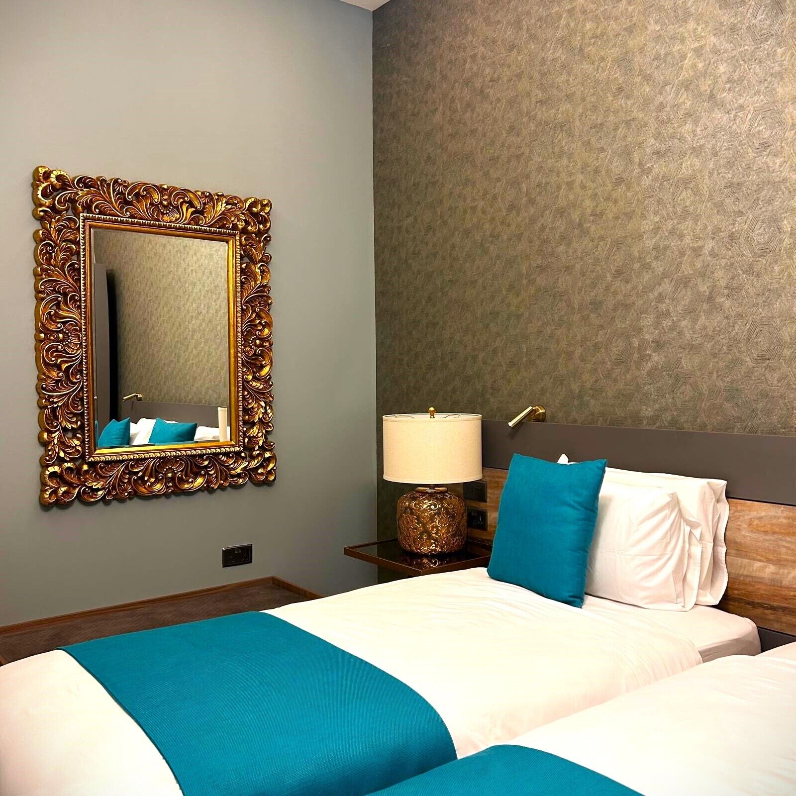 Minibar, caja de seguridad en la habitación y escritorio 