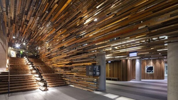 Un intérieur moderne avec un escalier et des lambris en bois.