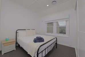3 bedrooms, WiFi - 3-Bedroom House in Griffith Retreat (Griffith)