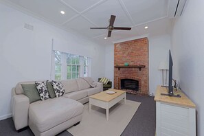 TV, offices - 3-Bedroom House in Griffith Retreat (Griffith)