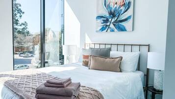 3 Schlafzimmer, Schreibtisch, Bügeleisen/Bügelbrett, WLAN