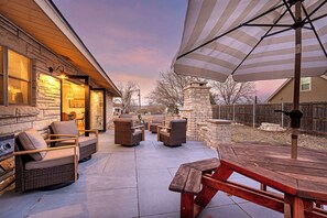 Outdoor dining - Prickly Pear Patio - Fire Pit & Close to Main St (Fredericksburg)