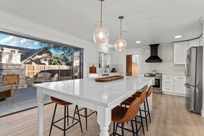 Fridge, microwave, oven, stovetop - Prickly Pear Patio - Fire Pit & Close to Main St (Fredericksburg)