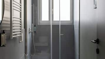 Junior Suite | Bathroom | Hair dryer, towels, soap, shampoo