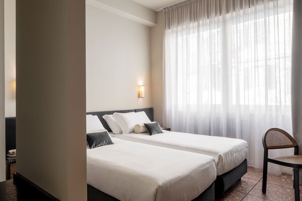 Dobbelt- eller tomannsrom | Minibar, safe på rommet, skrivebord og skrivebord for bærbar PC