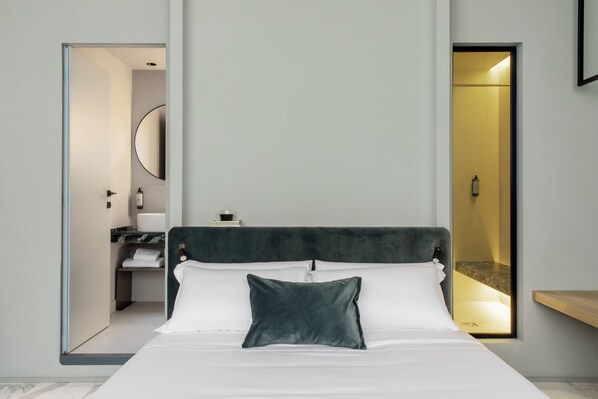 Quarto triplo luxo | Frigobar, cofres nos quartos, escrivaninha