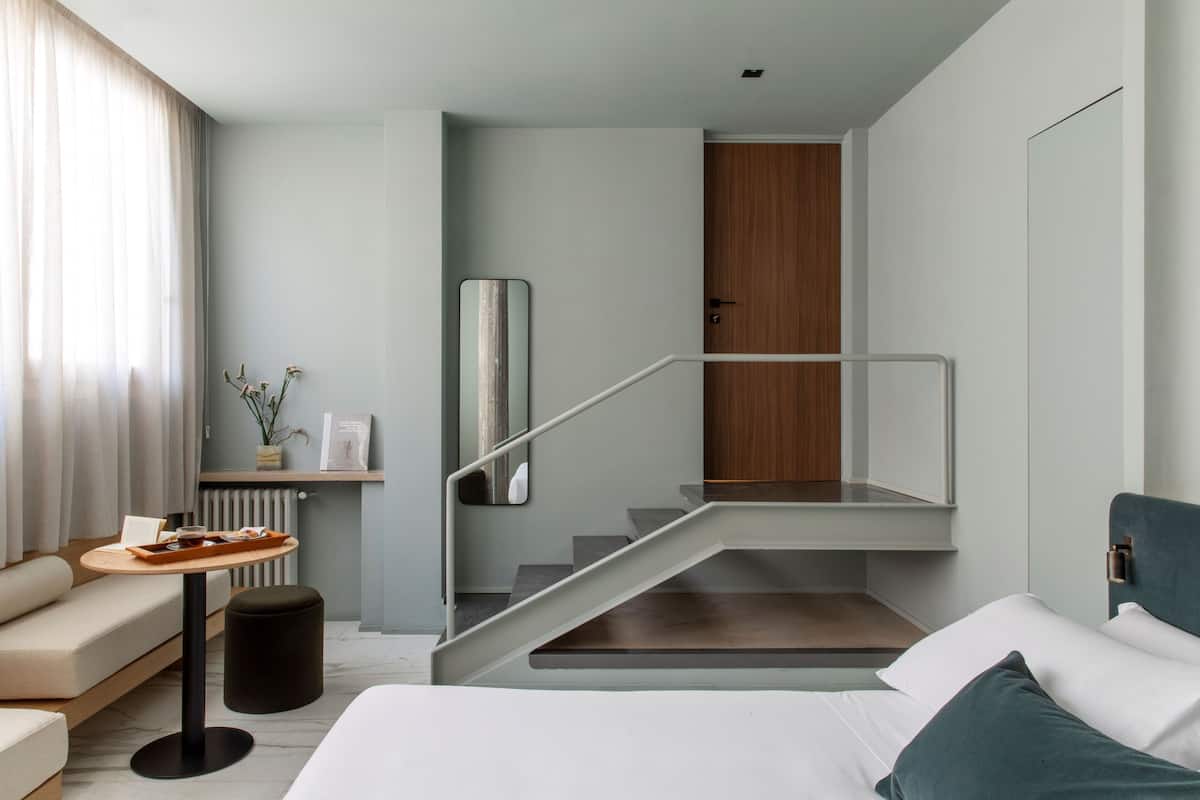Deluxe driepersoonskamer | 1 slaapkamer, een minibar, een kluis op de kamer, een bureau
