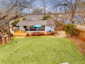 Terrace/patio - Pine Street House - Close to Main (Fredericksburg)