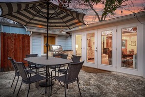 Outdoor dining - Pine Street House - Close to Main (Fredericksburg)