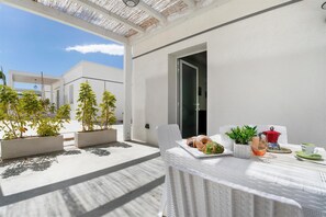 Outdoor dining - Apartment Rosa 30sqm (Punta Secca)