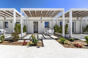 Outdoor dining - The Yellow Apartment (Santa Croce Camerina)