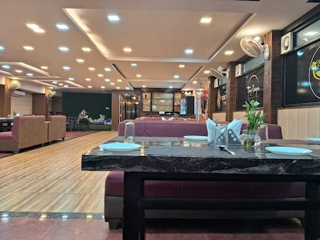 Restaurant. Hotel Vistara Grand
