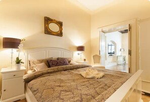 1 bedroom, iron/ironing board, WiFi, bed sheets - Beautiful and historic apartment (Prague)