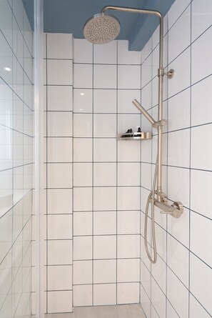 Shower, hair dryer, soap, shampoo - Lofos Lumina 1 with Private Garden (Athens)
