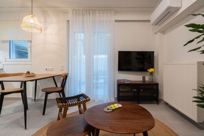 Dining - Lofos Lumina 1 with Private Garden (Athens)