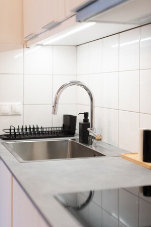 Kjøleskap, mikrobølgeovn, kokeplater og kaffetrakter/tekoker