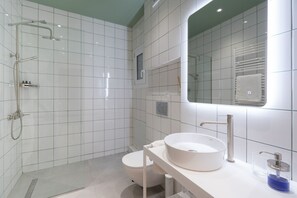 Douche, séchoir à cheveux, savon, shampooing
