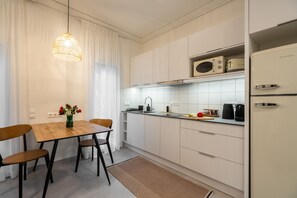 Réfrigérateur, four à micro-ondes, surface de cuisson, cafetière-théière