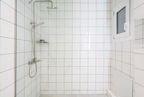 Dusche, Haartrockner, Seife, Shampoo
