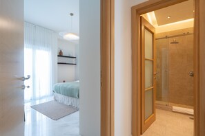 2 Schlafzimmer, Bügeleisen/Bügelbrett
