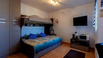 Standard-Studio, Balkon, Meerblick | Wohnbereich | 100-cm-Flachbildfernseher mit Satellitenempfang