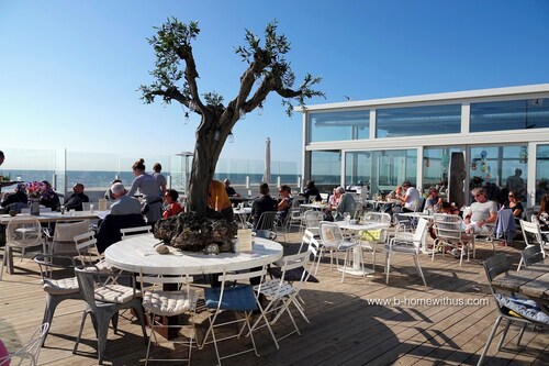 Lovely apartment with terrace and private parking, only 50 m from the beach!